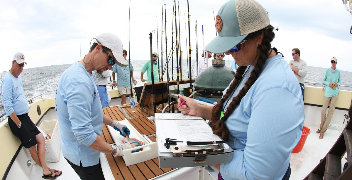2021年夏天，十大彩票网投平台的研究生和研究人员在多芬岛南部调查红鲷鱼. Dr. 斯托克斯海洋与环境科学学院院长肖恩·鲍尔斯(肖恩权力)持极端右翼观点.